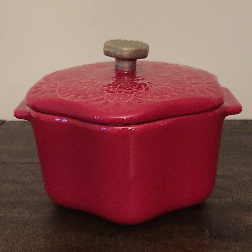 The Pioneer Woman 2 Cup Snowflake Cocotte With Lid
